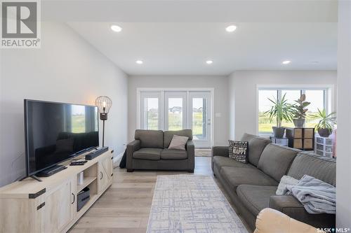 284 Cowan Crescent, Martensville, SK - Indoor Photo Showing Living Room