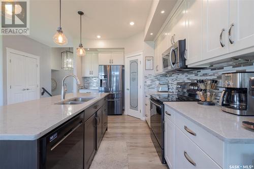 284 Cowan Crescent, Martensville, SK - Indoor Photo Showing Kitchen With Double Sink With Upgraded Kitchen