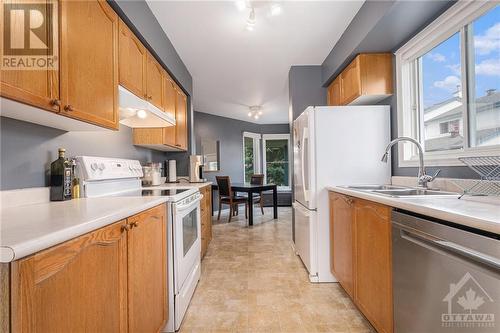 16 Liette Court, Kemptville, ON - Indoor Photo Showing Kitchen With Double Sink