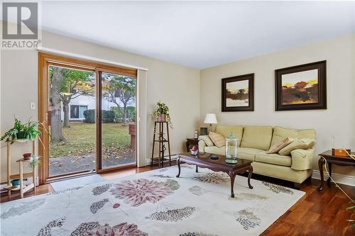 115 Wright Crescent Unit#73, Kingston, ON - Indoor Photo Showing Living Room