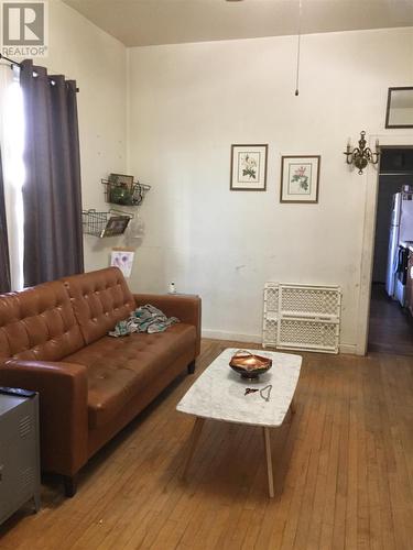 208 Albert St E, Sault Ste. Marie, ON - Indoor Photo Showing Living Room