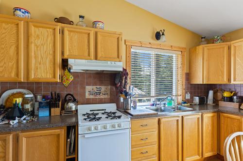 Block A Crooked Lake, Lake Country, BC - Indoor Photo Showing Kitchen