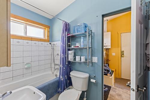 Block A Crooked Lake, Lake Country, BC - Indoor Photo Showing Bathroom