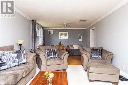 2459 3Rd Avenue E, Owen Sound, ON - Indoor Photo Showing Living Room