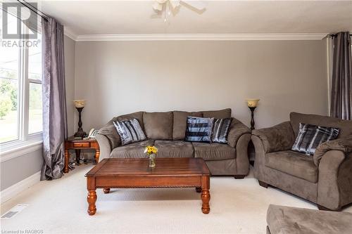 2459 3Rd Avenue E, Owen Sound, ON - Indoor Photo Showing Living Room