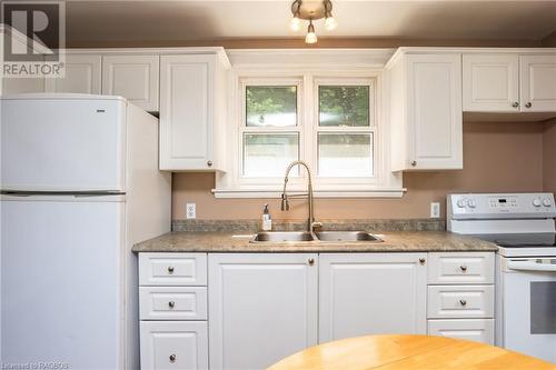 2459 3Rd Avenue E, Owen Sound, ON - Indoor Photo Showing Kitchen With Double Sink