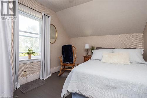 2459 3Rd Avenue E, Owen Sound, ON - Indoor Photo Showing Bedroom