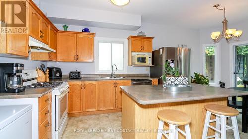 31 Allsop Crescent, Barrie (Holly), ON - Indoor Photo Showing Kitchen With Double Sink