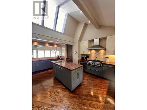 6110 Bonnie Bay Place, West Vancouver, BC - Indoor Photo Showing Kitchen