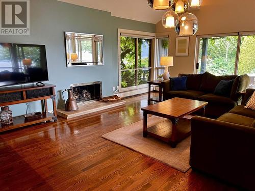 6110 Bonnie Bay Place, West Vancouver, BC - Indoor Photo Showing Living Room With Fireplace