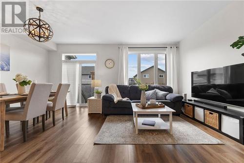 40 Mcnamara Street, Petawawa, ON - Indoor Photo Showing Living Room