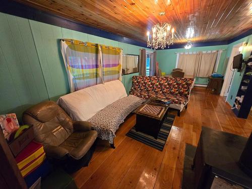 2449 Lloyd Road, Clearwater, BC - Indoor Photo Showing Living Room