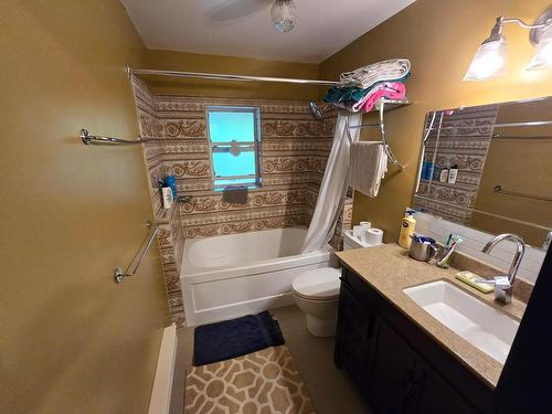 2449 Lloyd Road, Clearwater, BC - Indoor Photo Showing Bathroom