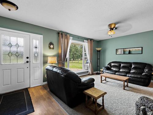 55 Cameron Road, Clearwater, BC - Indoor Photo Showing Living Room