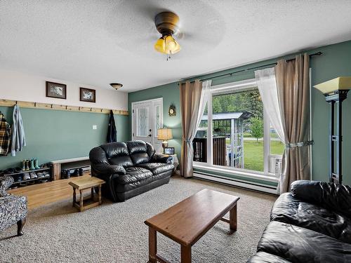 55 Cameron Road, Clearwater, BC - Indoor Photo Showing Living Room