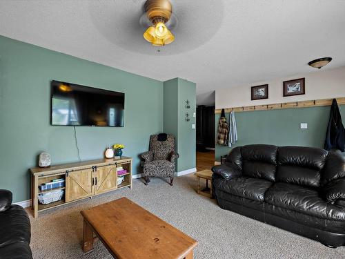 55 Cameron Road, Clearwater, BC - Indoor Photo Showing Living Room