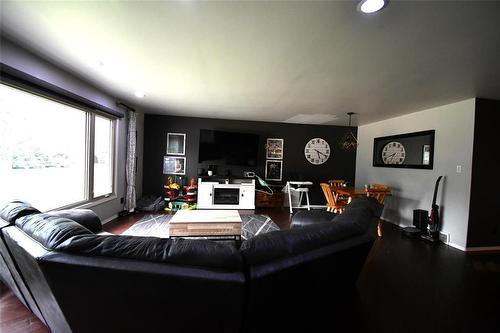 222 Bicknell Boulevard, Russell, MB - Indoor Photo Showing Living Room