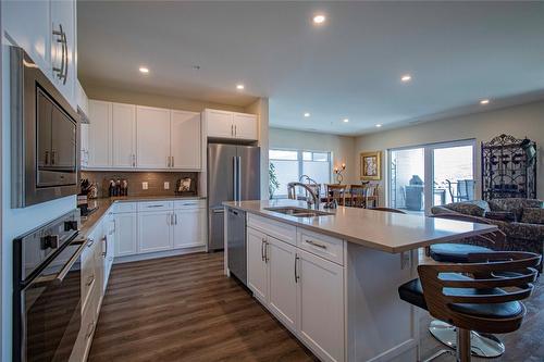 331-300 Vista Park, Penticton, BC - Indoor Photo Showing Kitchen With Double Sink With Upgraded Kitchen