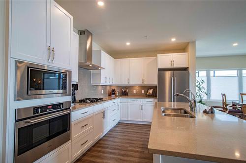 331-300 Vista Park, Penticton, BC - Indoor Photo Showing Kitchen With Double Sink With Upgraded Kitchen