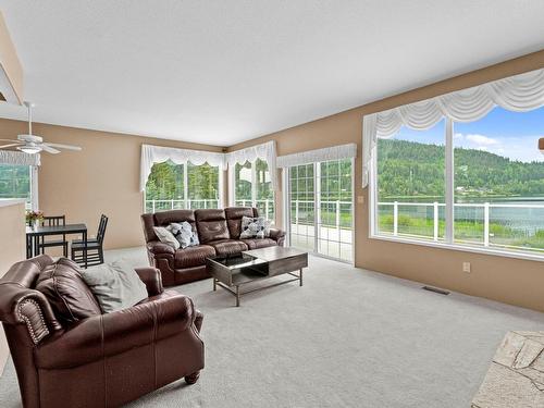 2387 Cridge Road, Kamloops, BC - Indoor Photo Showing Living Room