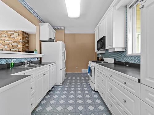 2387 Cridge Road, Kamloops, BC - Indoor Photo Showing Kitchen With Double Sink