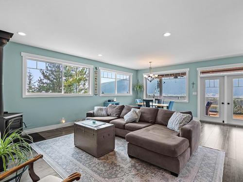 8885 Josephine Road, Kamloops, BC - Indoor Photo Showing Living Room