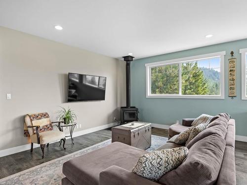 8885 Josephine Road, Kamloops, BC - Indoor Photo Showing Living Room