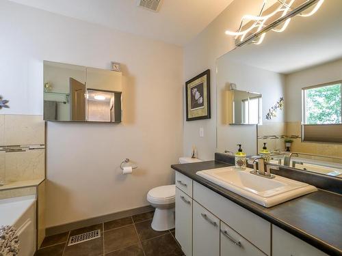 1-411 Aberdeen Drive, Kamloops, BC - Indoor Photo Showing Bathroom