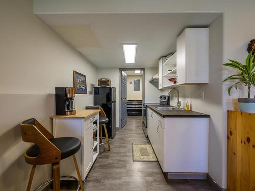 1-411 Aberdeen Drive, Kamloops, BC - Indoor Photo Showing Kitchen