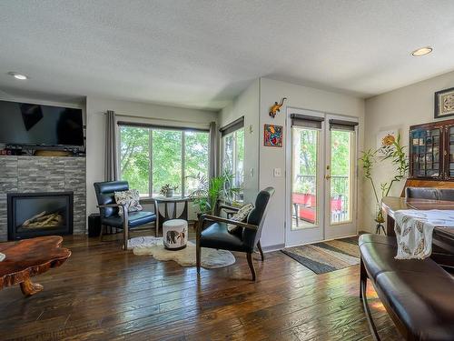 1-411 Aberdeen Drive, Kamloops, BC - Indoor Photo Showing Living Room With Fireplace