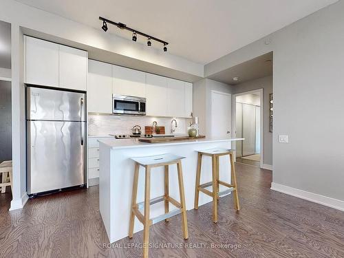 405-1815 Yonge St, Toronto, ON - Indoor Photo Showing Kitchen