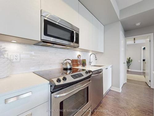 405-1815 Yonge St, Toronto, ON - Indoor Photo Showing Kitchen