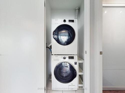 405-1815 Yonge St, Toronto, ON - Indoor Photo Showing Laundry Room