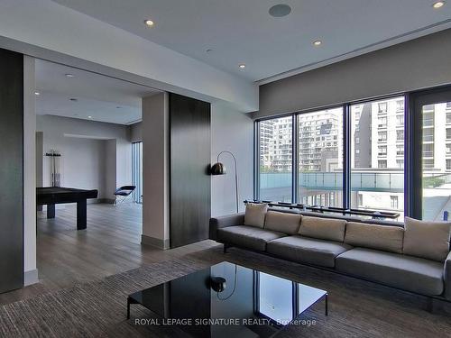 405-1815 Yonge St, Toronto, ON - Indoor Photo Showing Living Room