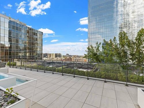 View - 3307-720 Rue St-Jacques, Montréal (Ville-Marie), QC - Outdoor With In Ground Pool