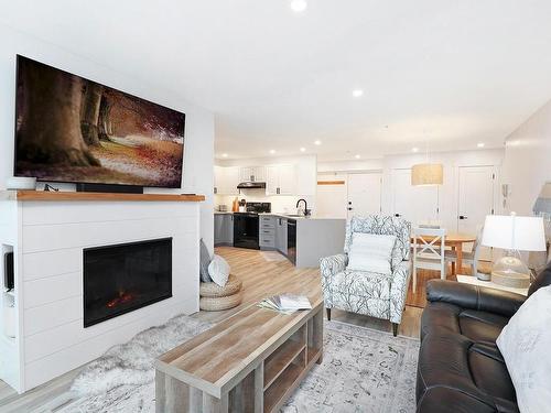 212-1320 Henry Rd, Courtenay, BC - Indoor Photo Showing Living Room With Fireplace