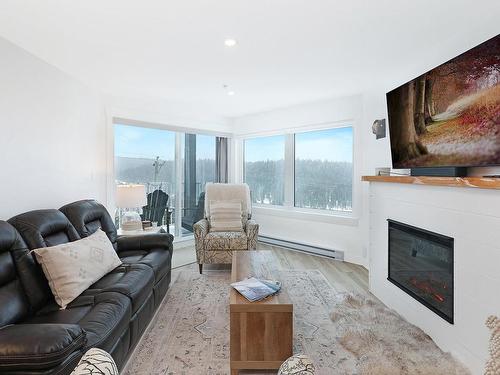 212-1320 Henry Rd, Courtenay, BC - Indoor Photo Showing Living Room With Fireplace