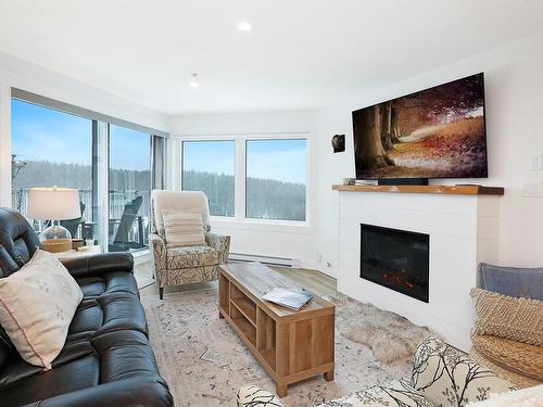 212-1320 Henry Rd, Courtenay, BC - Indoor Photo Showing Living Room With Fireplace