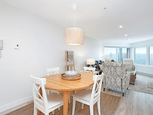 212-1320 Henry Rd, Courtenay, BC - Indoor Photo Showing Dining Room