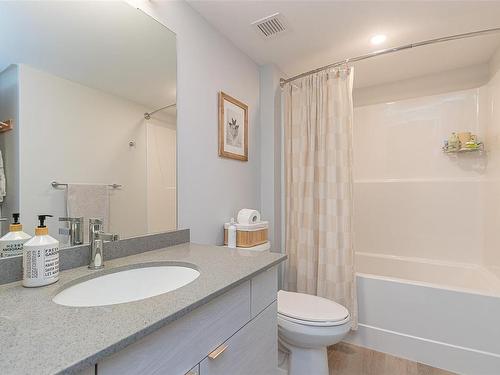 202-4810 Cedar Ridge Pl, Nanaimo, BC - Indoor Photo Showing Bathroom