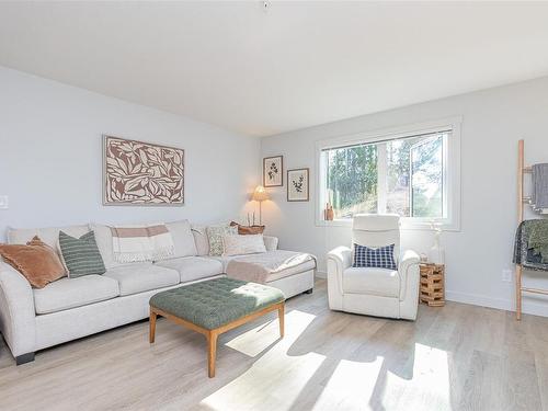 202-4810 Cedar Ridge Pl, Nanaimo, BC - Indoor Photo Showing Living Room