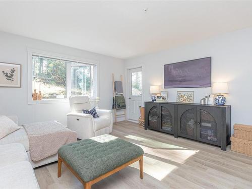 202-4810 Cedar Ridge Pl, Nanaimo, BC - Indoor Photo Showing Living Room