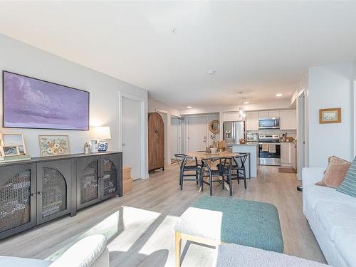 202-4810 Cedar Ridge Pl, Nanaimo, BC - Indoor Photo Showing Living Room