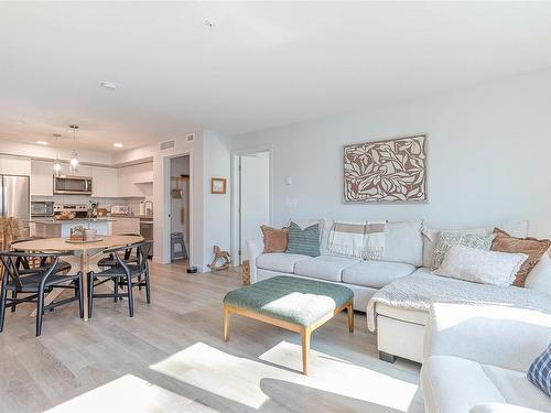 202-4810 Cedar Ridge Pl, Nanaimo, BC - Indoor Photo Showing Living Room