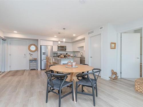 202-4810 Cedar Ridge Pl, Nanaimo, BC - Indoor Photo Showing Dining Room