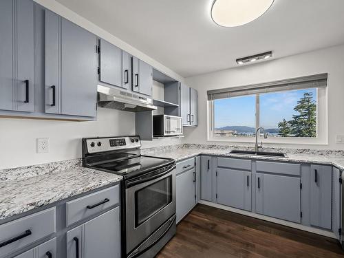 202-501 9Th Ave, Campbell River, BC - Indoor Photo Showing Kitchen With Upgraded Kitchen