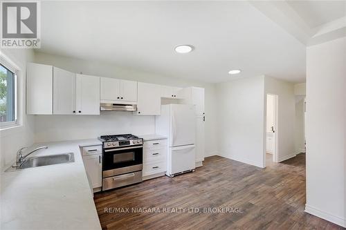 20 Randolph Street, Welland, ON - Indoor Photo Showing Kitchen