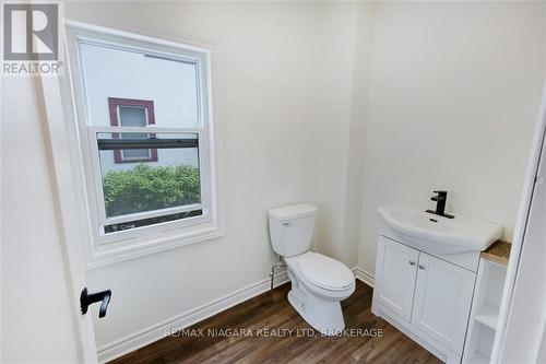 20 Randolph Street, Welland, ON - Indoor Photo Showing Bathroom