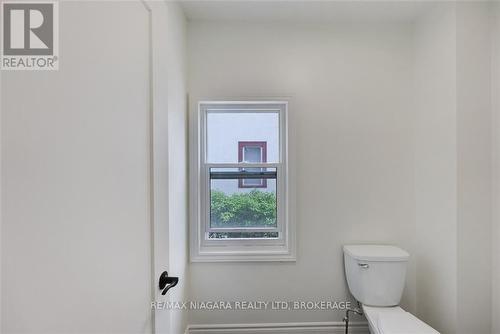 20 Randolph Street, Welland, ON - Indoor Photo Showing Bathroom