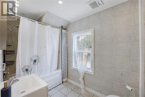 20 Randolph Street, Welland, ON - Indoor Photo Showing Bathroom